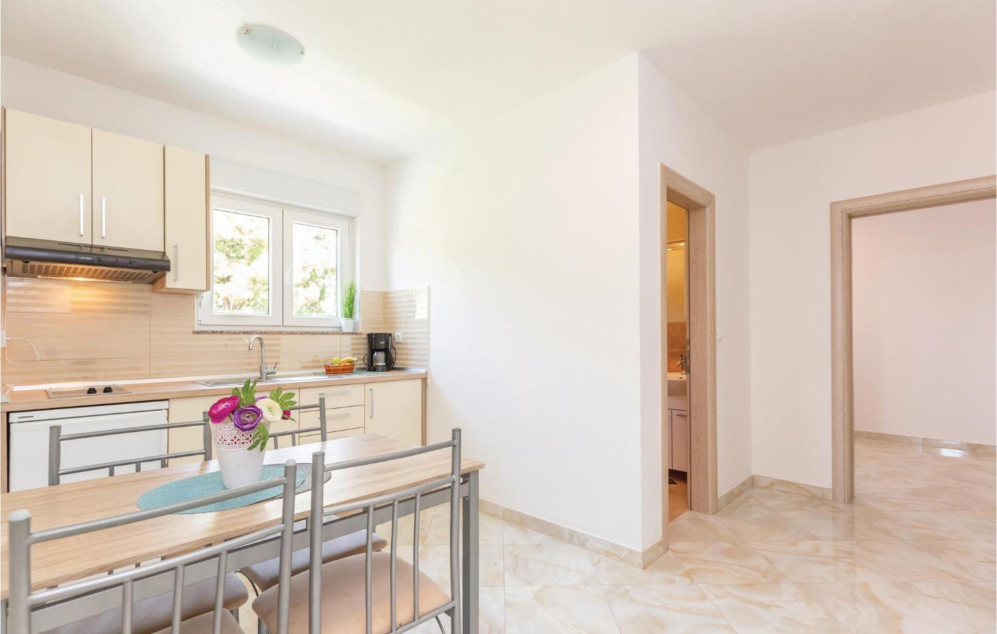 Awesome Apartment In Krvavica With Kitchen Zewnętrze zdjęcie